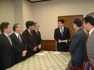  要請には日本共産党の7人の国会議員が参加しました