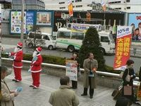 師走の新宿駅では寒風の中、若者やサラリーマンなど道行く人が次々と署名に応じました