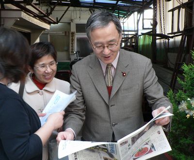  購読を勧める笠井議員、鈴木区議