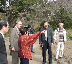  農家の人から要望を聞く調査団