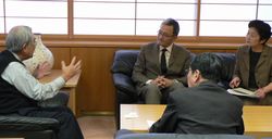  院長と懇談する笠井議員ら