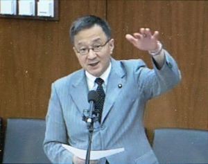 質問する笠井議員