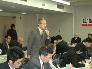  国会要請行動であいさつする笠井議員