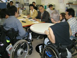  懇談する笠井議員と池田真理子さん