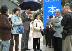 織田さんから話を聞く調査参加者たち