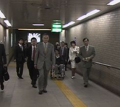  永田町駅で調査する笠井議員ら