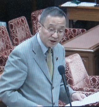 質問する笠井議員