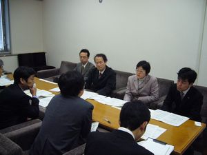 ＵＲから聞き取りをする笠井議員秘書ら