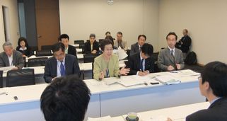 国交省に要望する笠井議員秘書ら