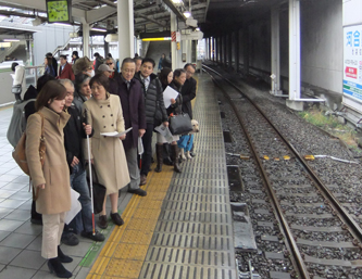 池袋駅を視察する笠井議員ら