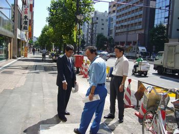 現場で説明を聞く雨宮武彦新宿区議