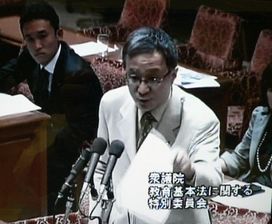 質問する笠井議員