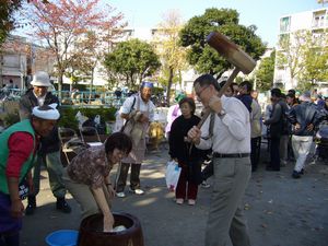  餅つきに参加