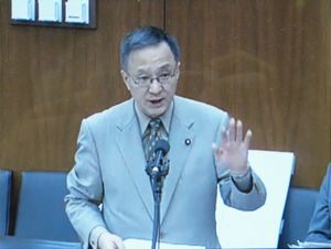 質問する笠井議員