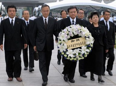 原爆碑に献花する日本共産党代表団