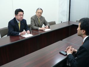 外務省に申し入れする笠井議員と小池議員