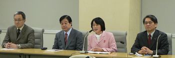 記者会見する田村智子さんら。同席した笠井議員（左）