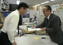 要望書を手渡す寺本三宅村議