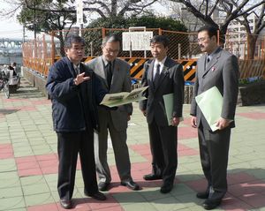 団地内を視察する笠井議員ら