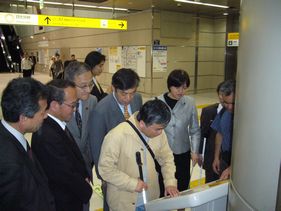 つくばエクスプレス秋葉原駅を調査する笠井議員ら