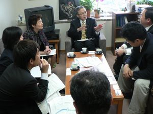 国土交通省から説明を受ける笠井議員ら