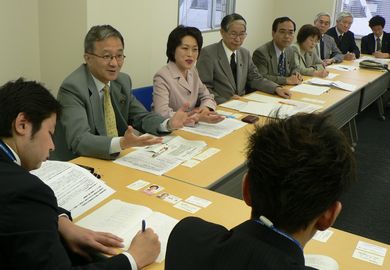 要望する笠井議員、田村智子さん、渡辺都議、足立区議団ら