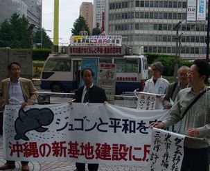 新宿駅西口で訴える笠井議員