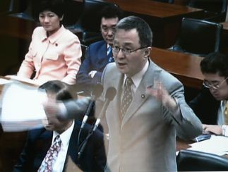  外務委員会で質問する笠井議員