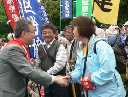 大集会参加者を激励する笠井議員