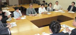  要望する板橋区議団、笠井議員、田村さん