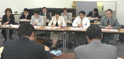 要請する超党派の八王子市議と笠井議員