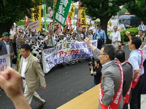 デモ行進を出迎える笠井議員ら