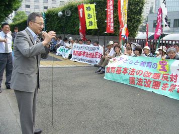 座り込みを激励する笠井議員