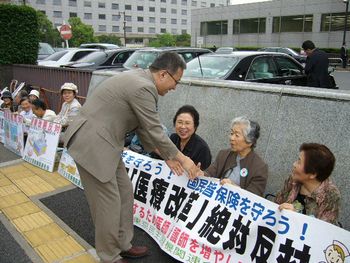 座り込みを激励する笠井議員