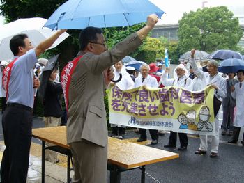 請願デモを激励する笠井議員