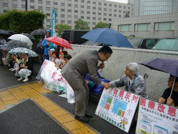 座り込みを激励する笠井議員