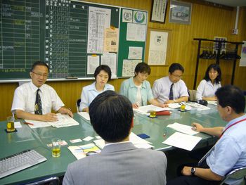  校長先生から実情を聞く笠井議員ら