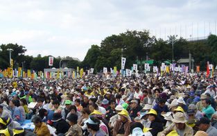 会場は２万７千人の熱気があふれました