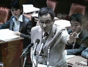  質問する笠井議員