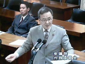  質問する笠井議員