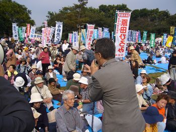 地域の後援会の人たちに挨拶する笠井議員