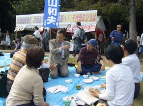 参加者と交流する笠井議員