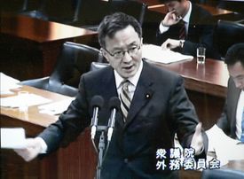  質問する笠井議員