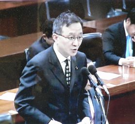  質問する笠井議員