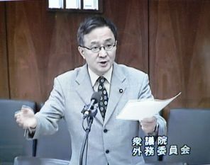  質問する笠井議員