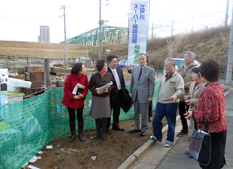 14 01 09 スーパー堤防問題で江戸川区内を視察 住民と懇談 激励 笠井亮 日本共産党